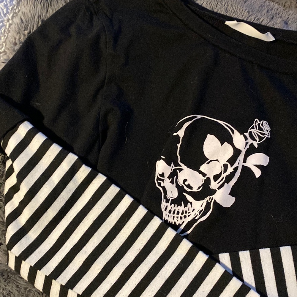 Skull print cropped shirt with sleeves